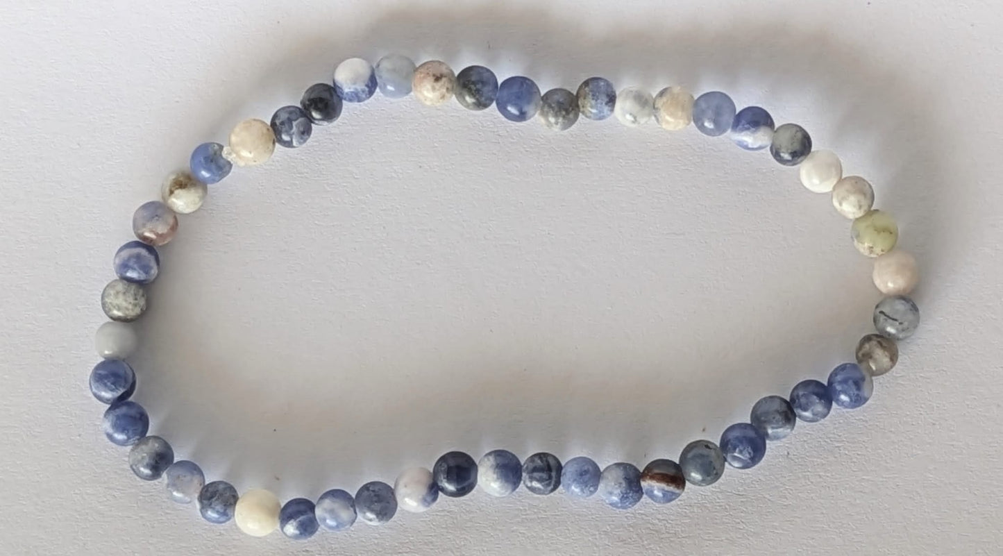 BRACELET EN SODALITE – Perles 4 mm – Artisanat de Madagascar Pierre d’intuition & clarté | Bleu profond naturel | Bracelet élastique fait main
