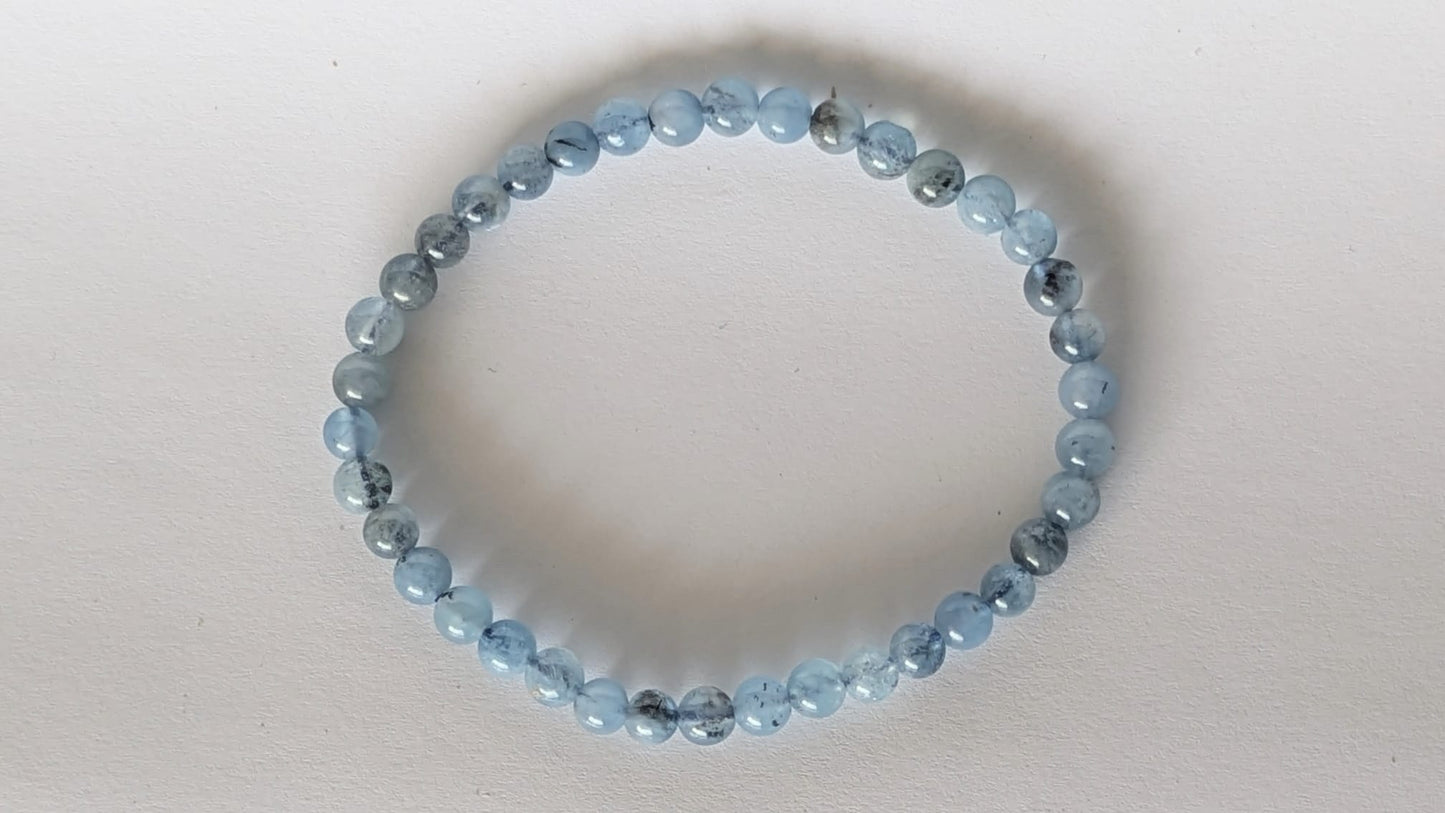 BRACELET EN AIGUE‑MARINE FACETE – Perles 6 mm facetées– Artisanat de Madagascar Pierre de sérénité & communication | Bleu clair naturel | Bracelet élastique fait main