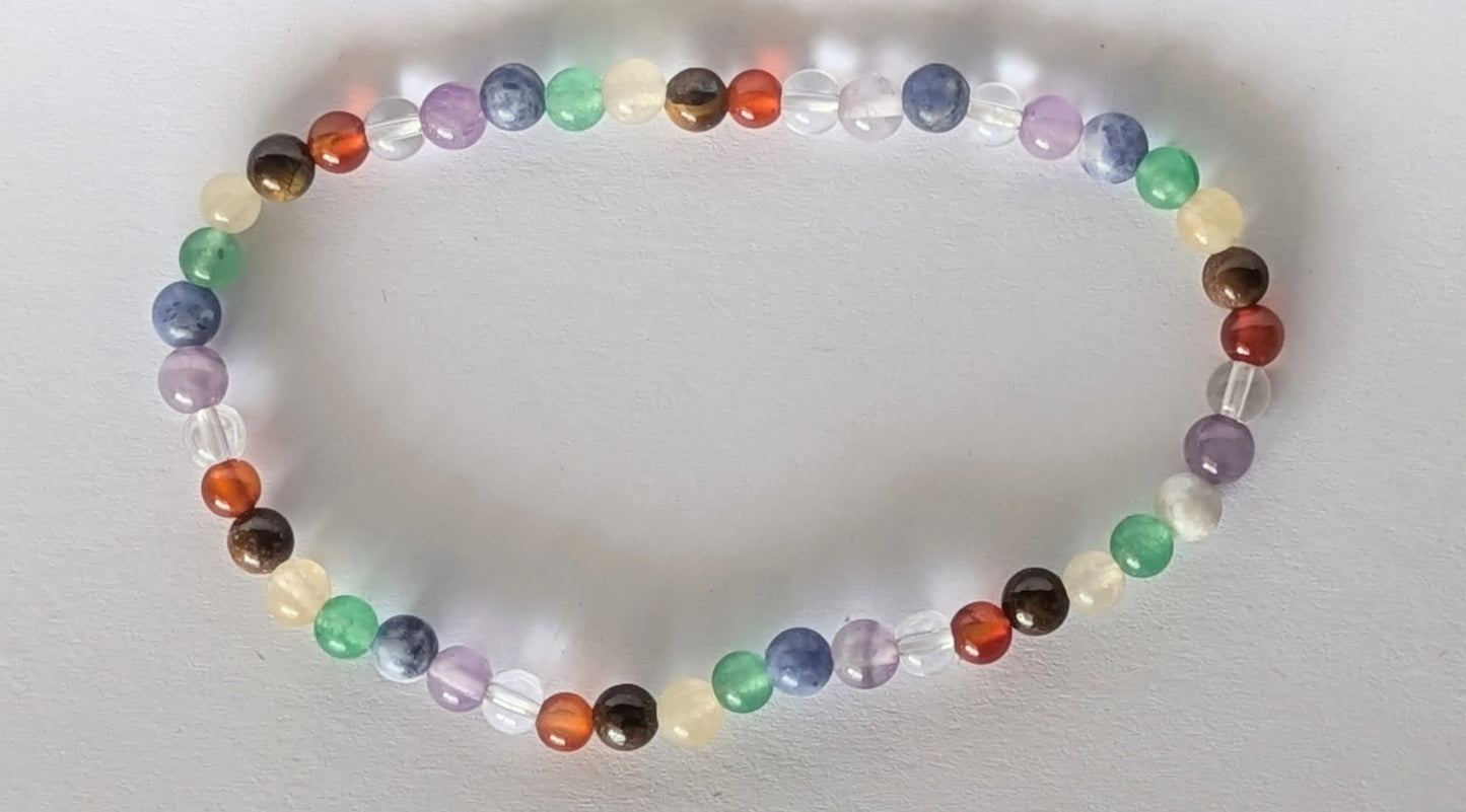 BRACELET 7 CHAKRAS – Perles 4 mm – Artisanat de Madagascar Harmonisation des 7 chakras | Pierres naturelles multicolores | Bracelet élastique fait main