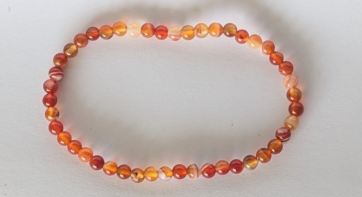 BRACELET EN CORNALINE – Perles 4 mm et strass – Artisanat de Madagascar Pierre d’énergie & vitalité | Orange flamboyant naturel | Bracelet élastique fait main