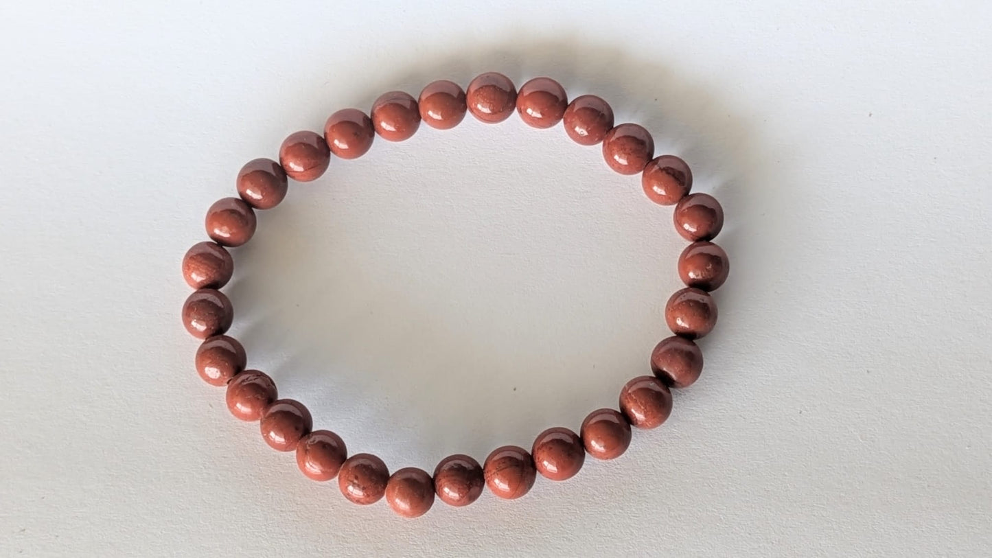 BRACELET EN JASPE ROUGE – Perles 6 mm – Artisanat de Madagascar Pierre de vitalité & ancrage | Rouge profond naturel | Bracelet élastique fait main