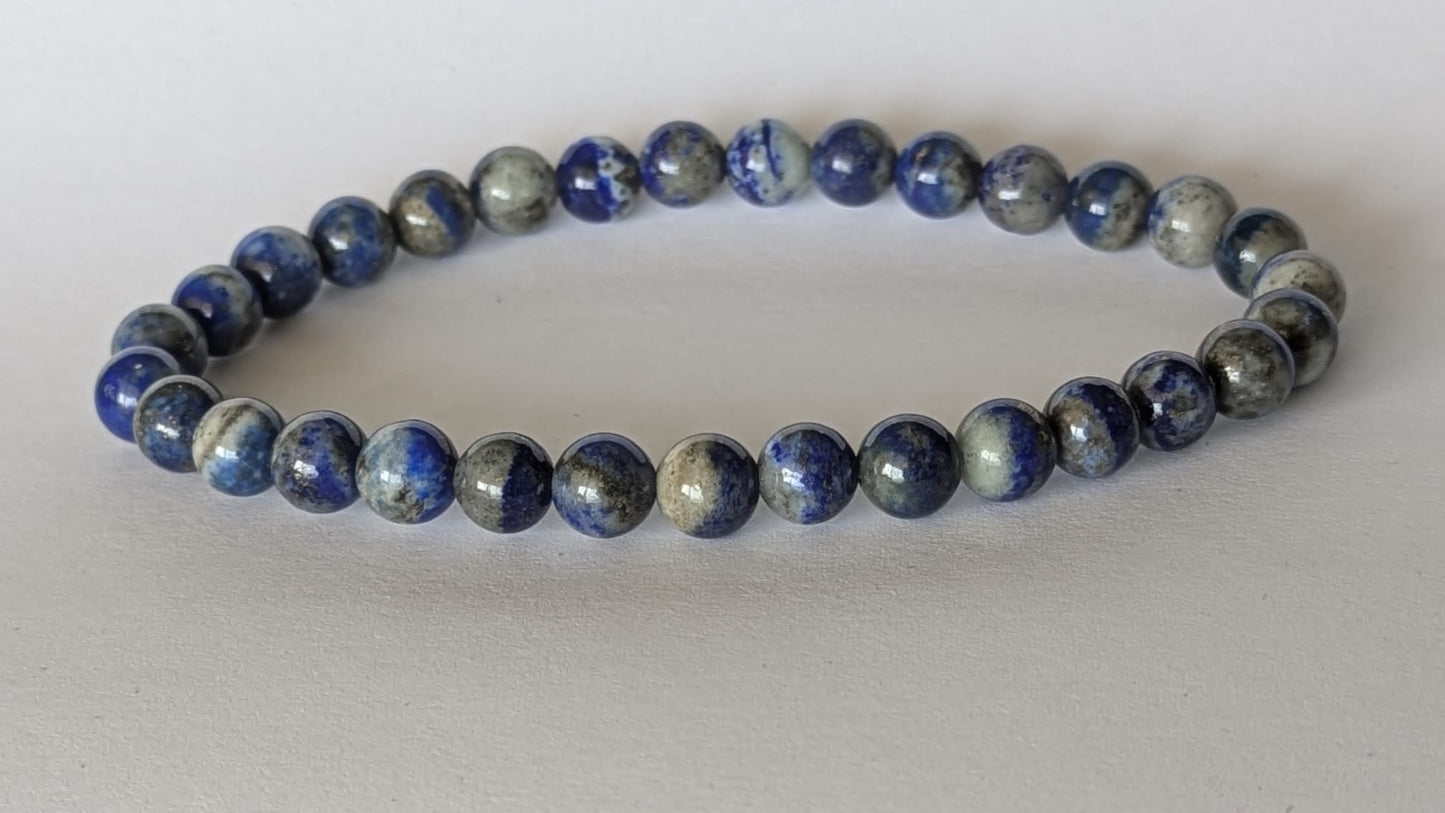 BRACELET EN LAPIS AZULITE – Perles 6 mm – Artisanat de Madagascar Pierre de sagesse & vérité | Bleu profond veiné | Bracelet élastique fait main