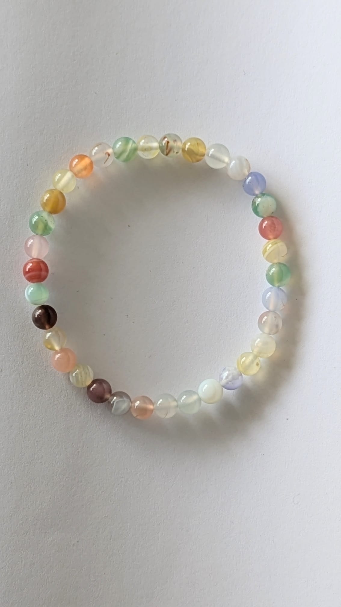 BRACELET MÉLODIE – Perles 6 mm – Artisanat de Madagascar Bracelet harmonieux & lumineux | Mélange de perles colorées | Bracelet élastique fait main