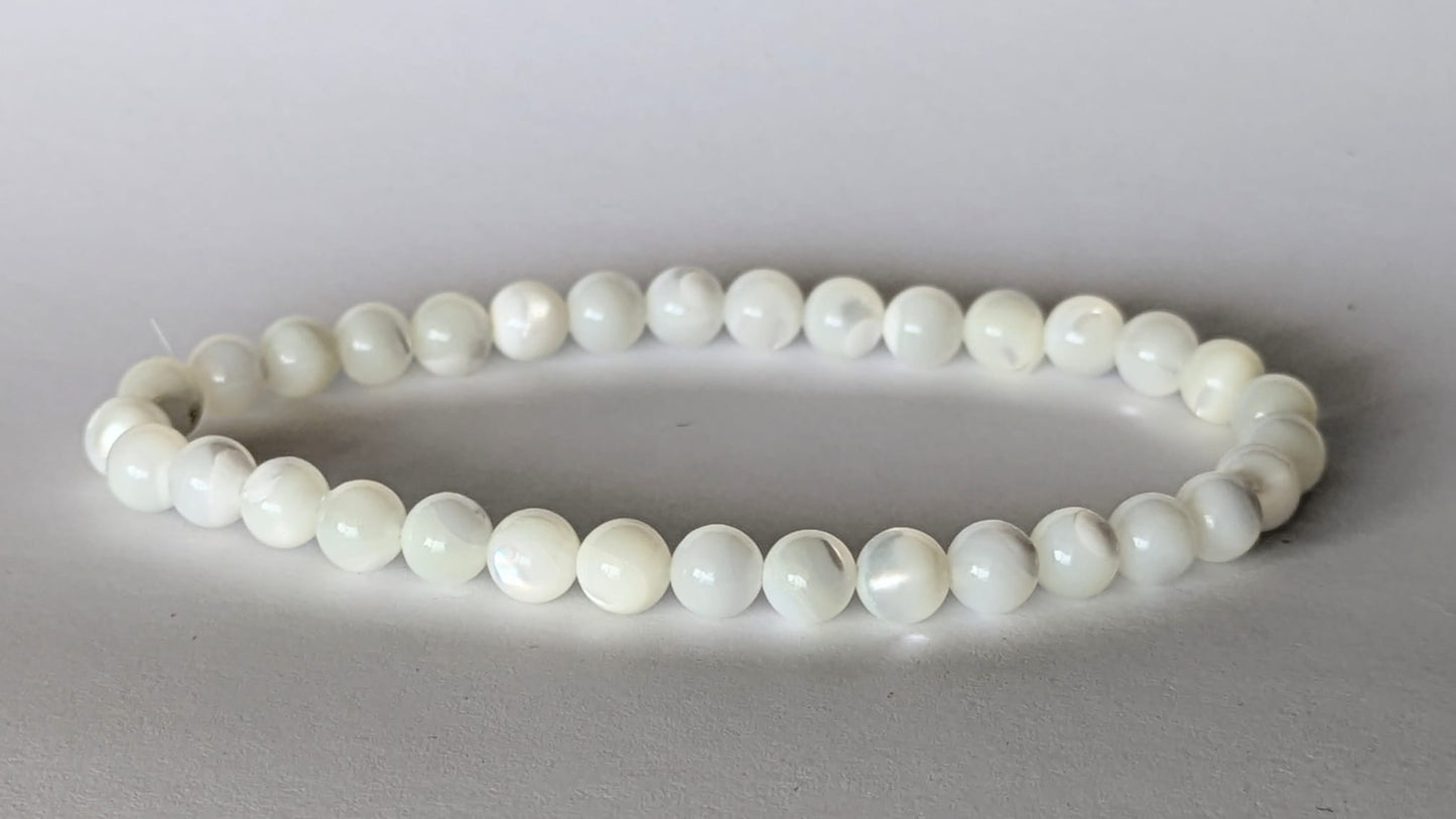 BRACELET EN NACRE – Perles 6 mm – Artisanat de Madagascar Pierre de douceur & pureté | Reflets irisés naturels | Bracelet élastique fait main