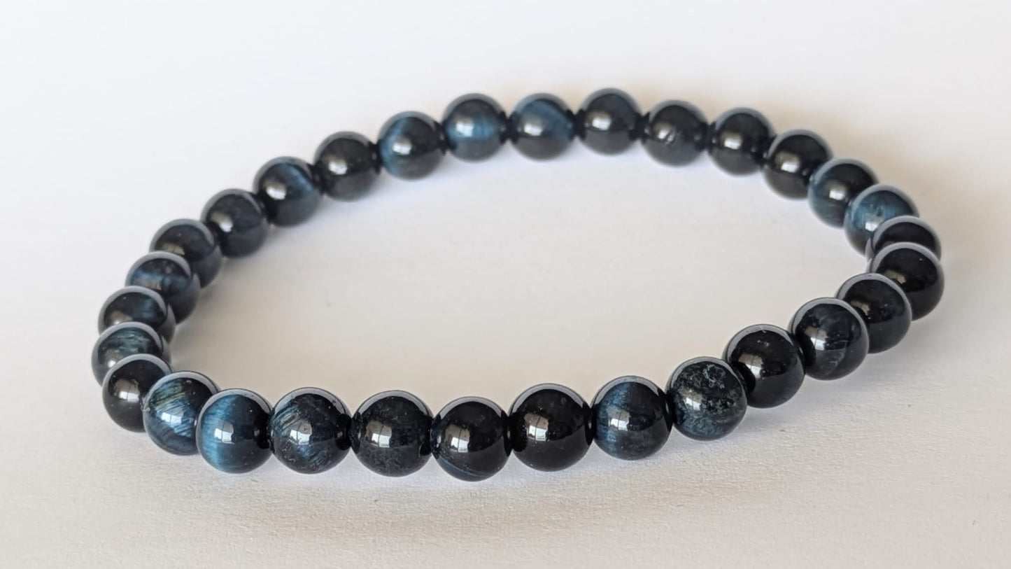 BRACELET EN ŒIL DE TIGRE BLEU – Perles 6 mm – Artisanat de Madagascar Pierre de protection mentale & apaisement profond | Reflets bleu nuit chatoyants | Bracelet élastique fait main