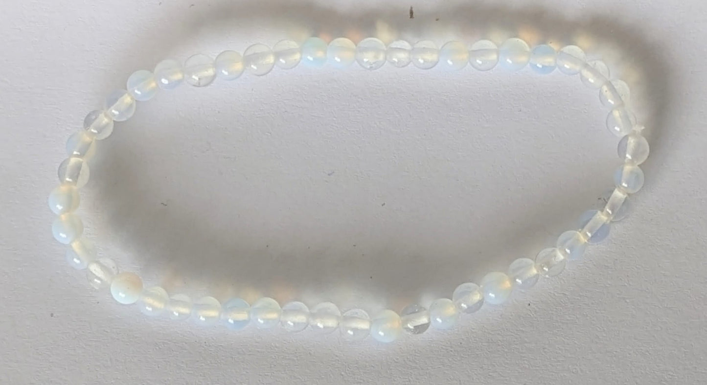 BRACELET EN OPALINE – Perles 4 mm – Artisanat de Madagascar Pierre de douceur & intuition | Reflets bleutés irisés | Bracelet élastique fait main