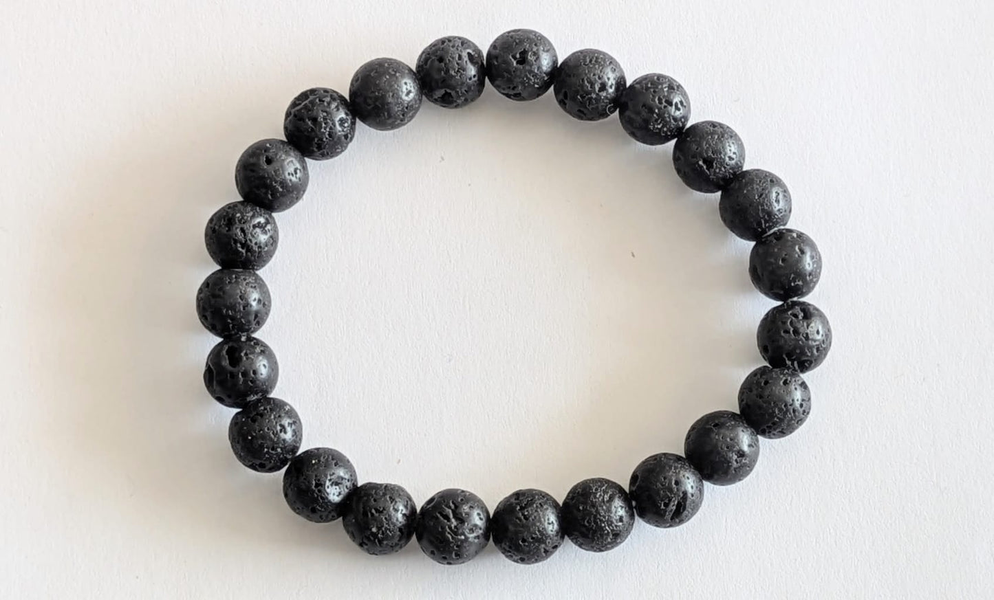BRACELET EN PIERRE DE LAVE – Perles 8 mm – Artisanat de Madagascar Pierre d’ancrage & force intérieure | Noir mat volcanique | Bracelet élastique fait main