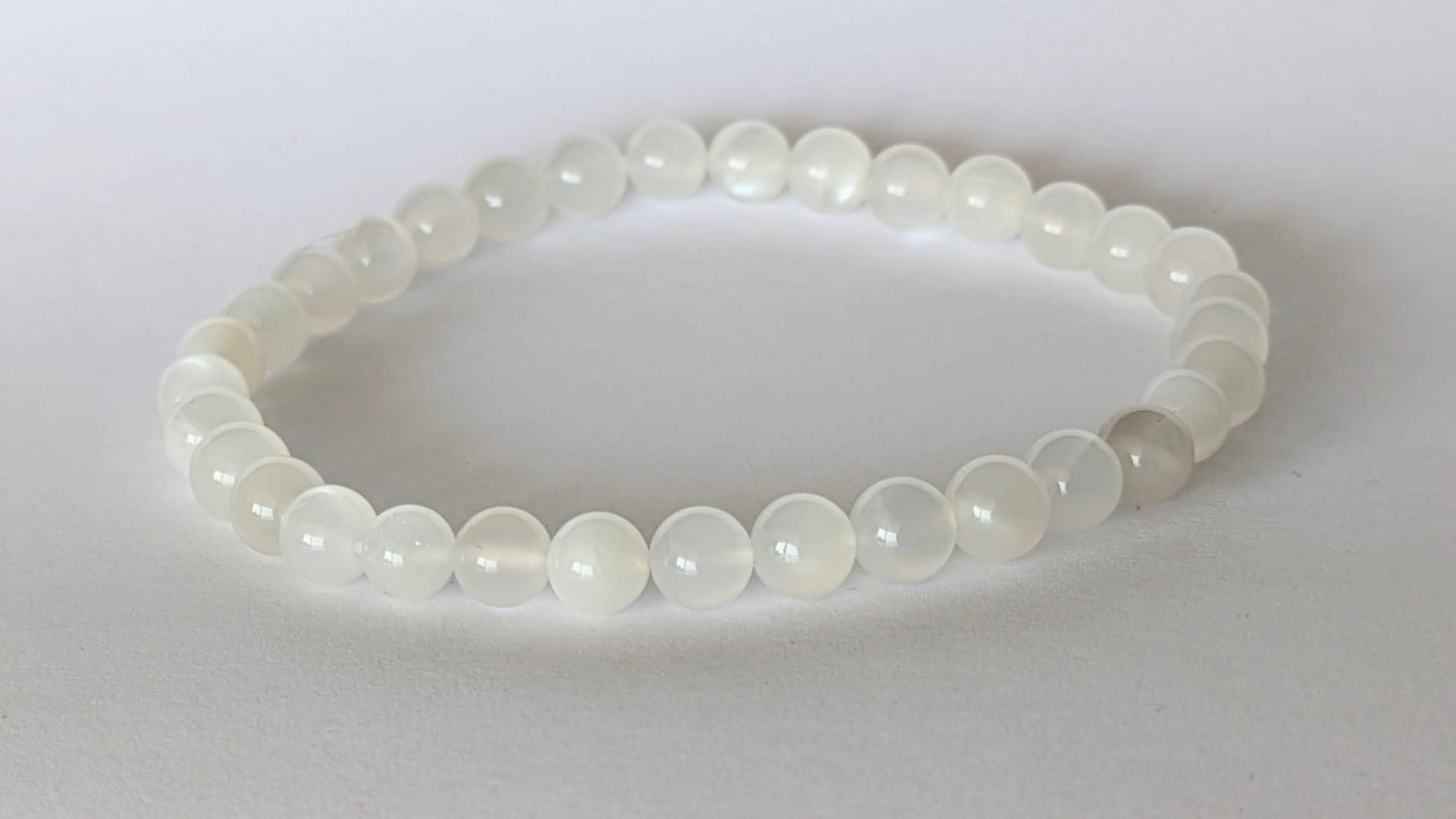 BRACELET EN PIERRE DE LUNE – Perles 6 mm – Artisanat de Madagascar Pierre de féminité & intuition | Reflets nacrés naturels | Bracelet élastique fait main