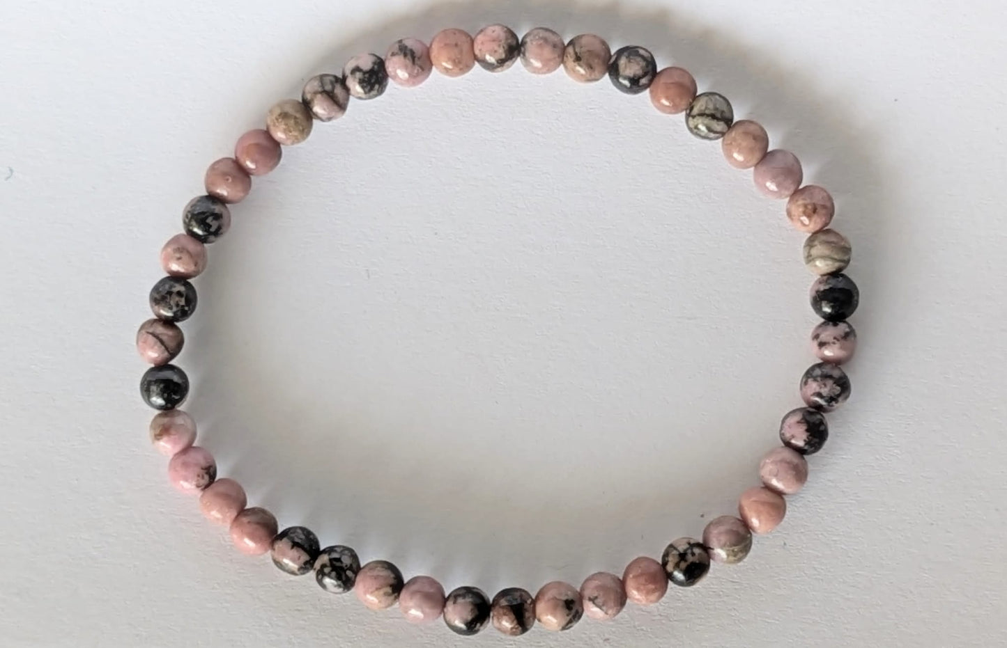 BRACELET EN RHODONITE – Perles 4 mm – Artisanat de Madagascar Pierre du cœur & guérison émotionnelle | Rose veiné de noir | Bracelet élastique fait main