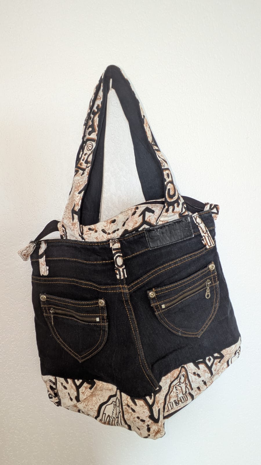 SAC À MAIN EN JEAN & TISSU WAX – Artisanat de Madagascar Pièce unique & éthique | Création faite main par Mme Yvonne | Style moderne & authentique