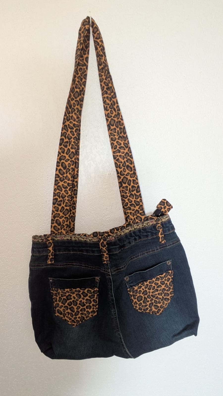 SAC À MAIN EN JEAN & TISSU WAX – Artisanat de Madagascar Pièce unique & éthique | Création faite main par Mme Yvonne | Style moderne & authentique