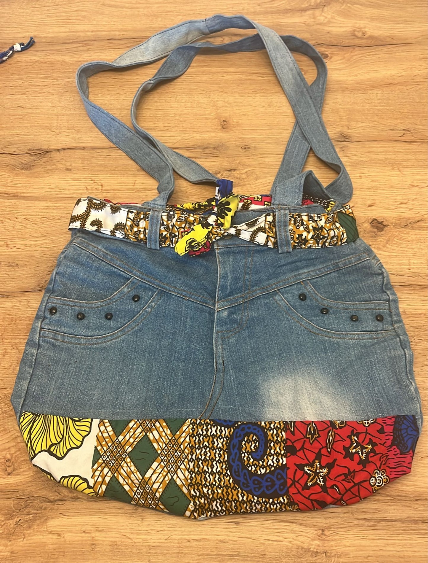 SAC À MAIN EN JEAN & TISSU WAX – Artisanat de Madagascar Pièce unique & éthique | Création faite main par Mme Yvonne | Style moderne & authentique