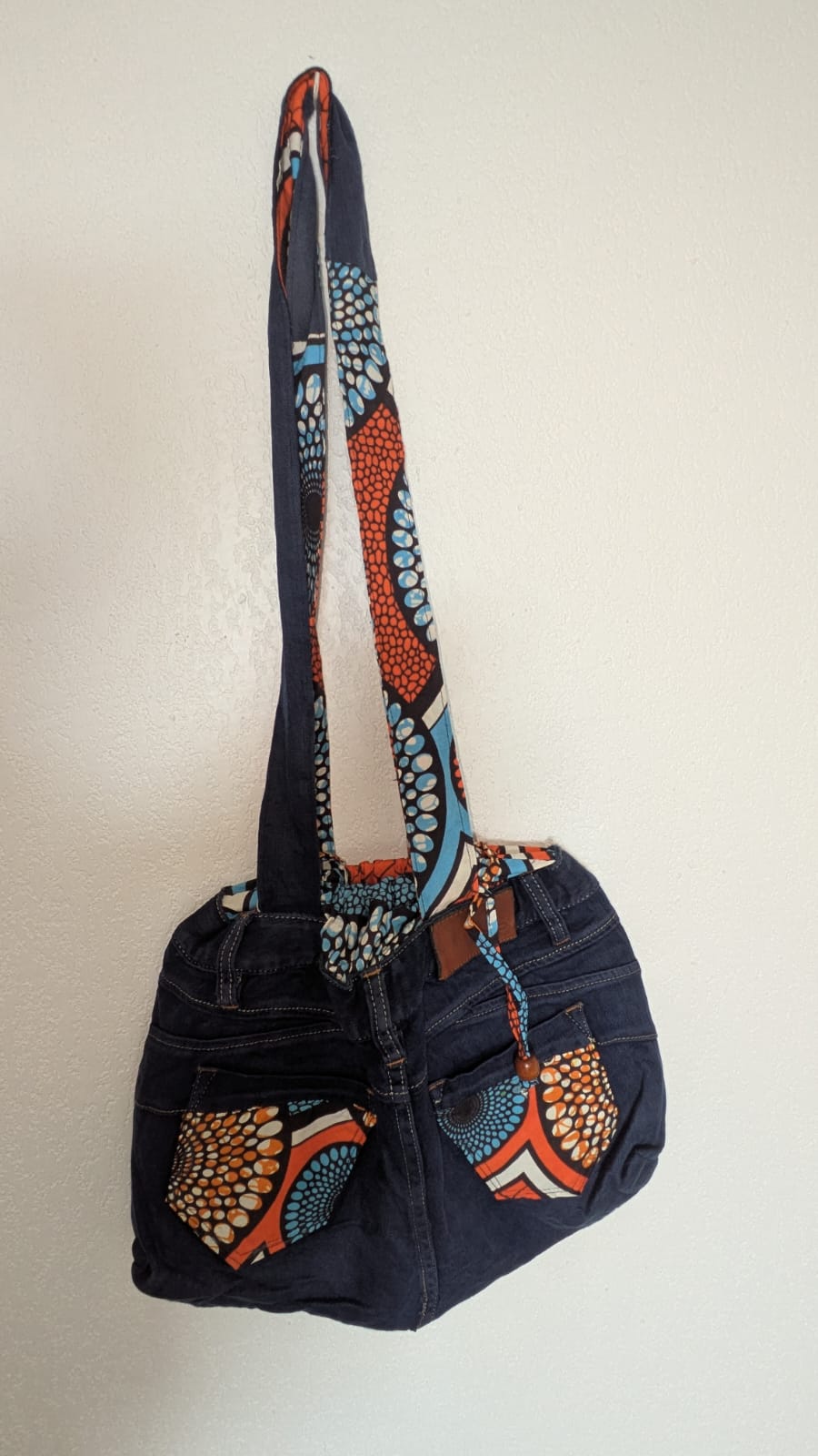 SAC À MAIN EN JEAN & TISSU WAX – Artisanat de Madagascar Pièce unique & éthique | Création faite main par Mme Yvonne | Style moderne & authentique