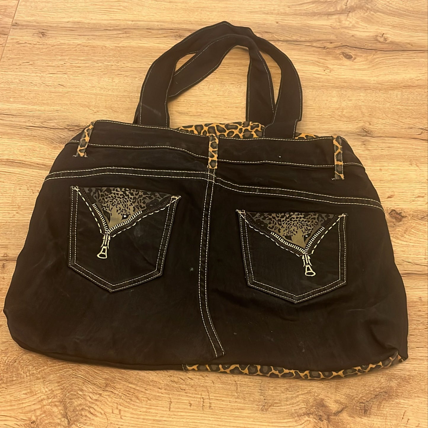 SAC À MAIN EN JEAN & TISSU WAX – Artisanat de Madagascar Pièce unique & éthique | Création faite main par Mme Yvonne | Style moderne & authentique