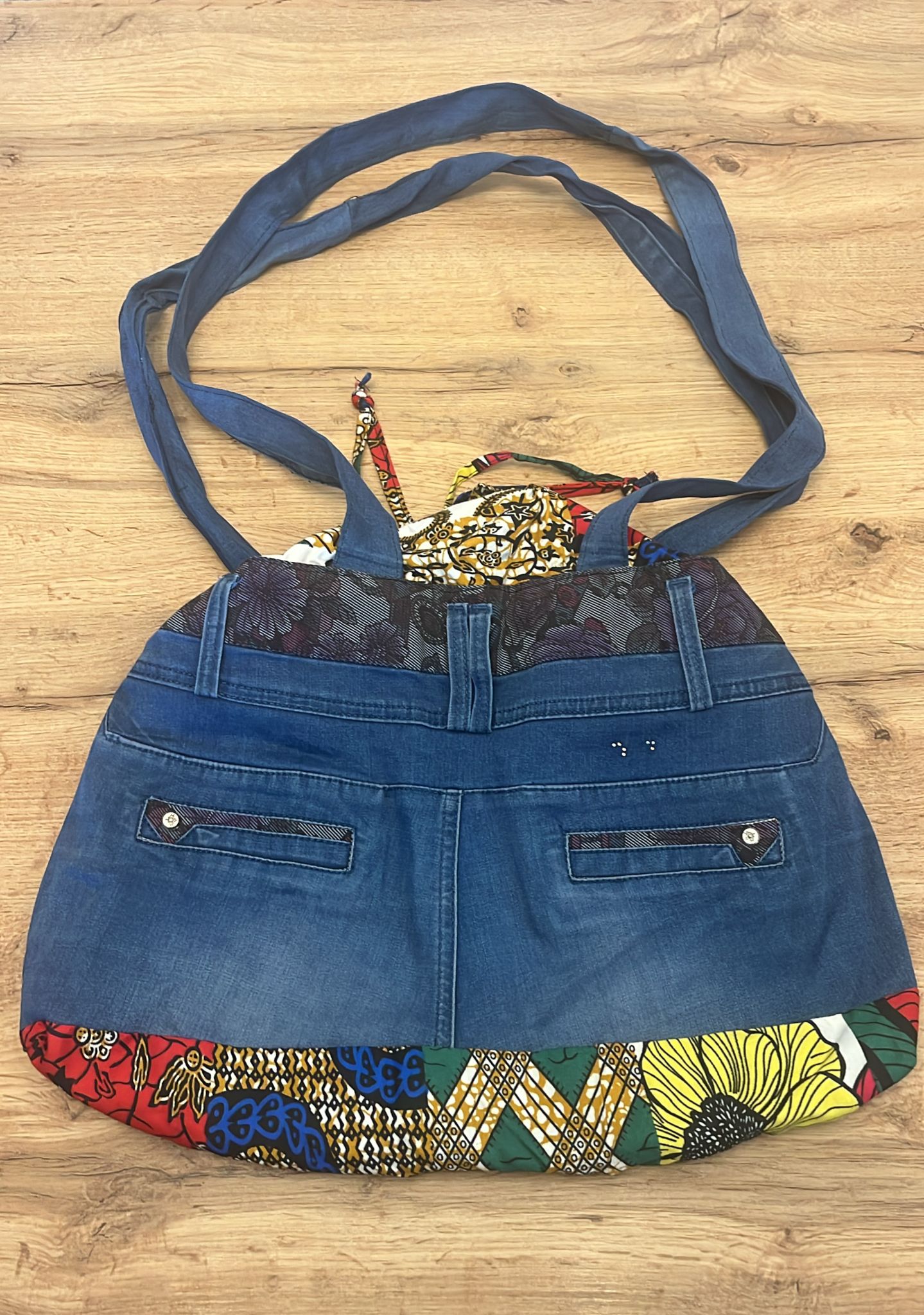 SAC À MAIN EN JEAN & TISSU WAX – Artisanat de Madagascar Pièce unique & éthique | Création faite main par Mme Yvonne | Style moderne & authentique