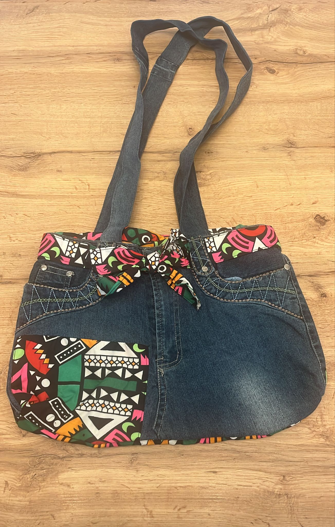 SAC À MAIN EN JEAN & TISSU WAX – Artisanat de Madagascar Pièce unique & éthique | Création faite main par Mme Yvonne | Style moderne & authentique