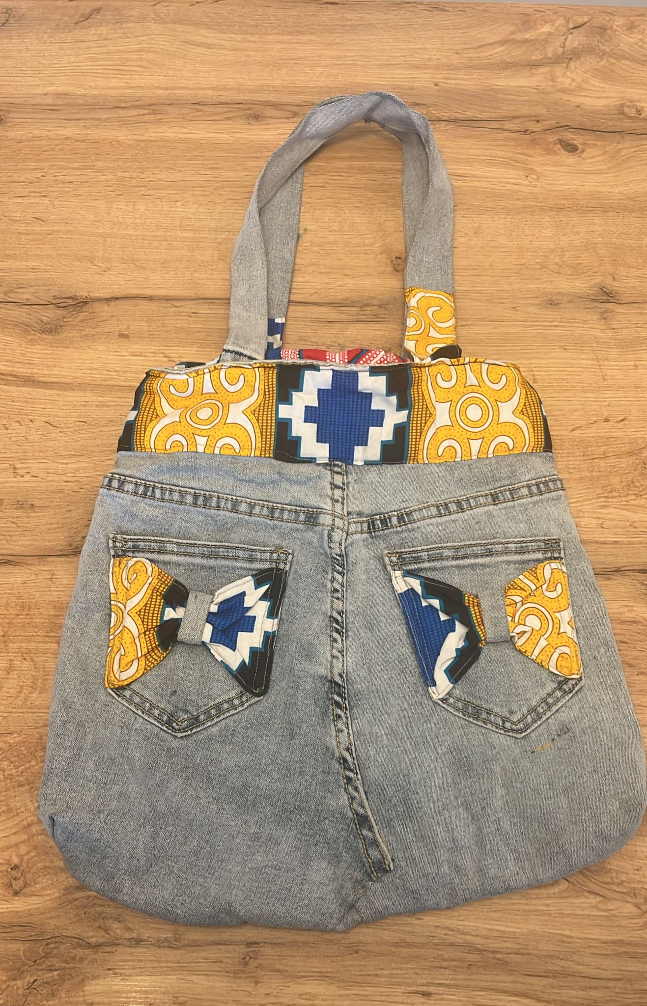 SAC À MAIN EN JEAN & TISSU WAX – Artisanat de Madagascar Pièce unique & éthique | Création faite main par Mme Yvonne | Style moderne & authentique