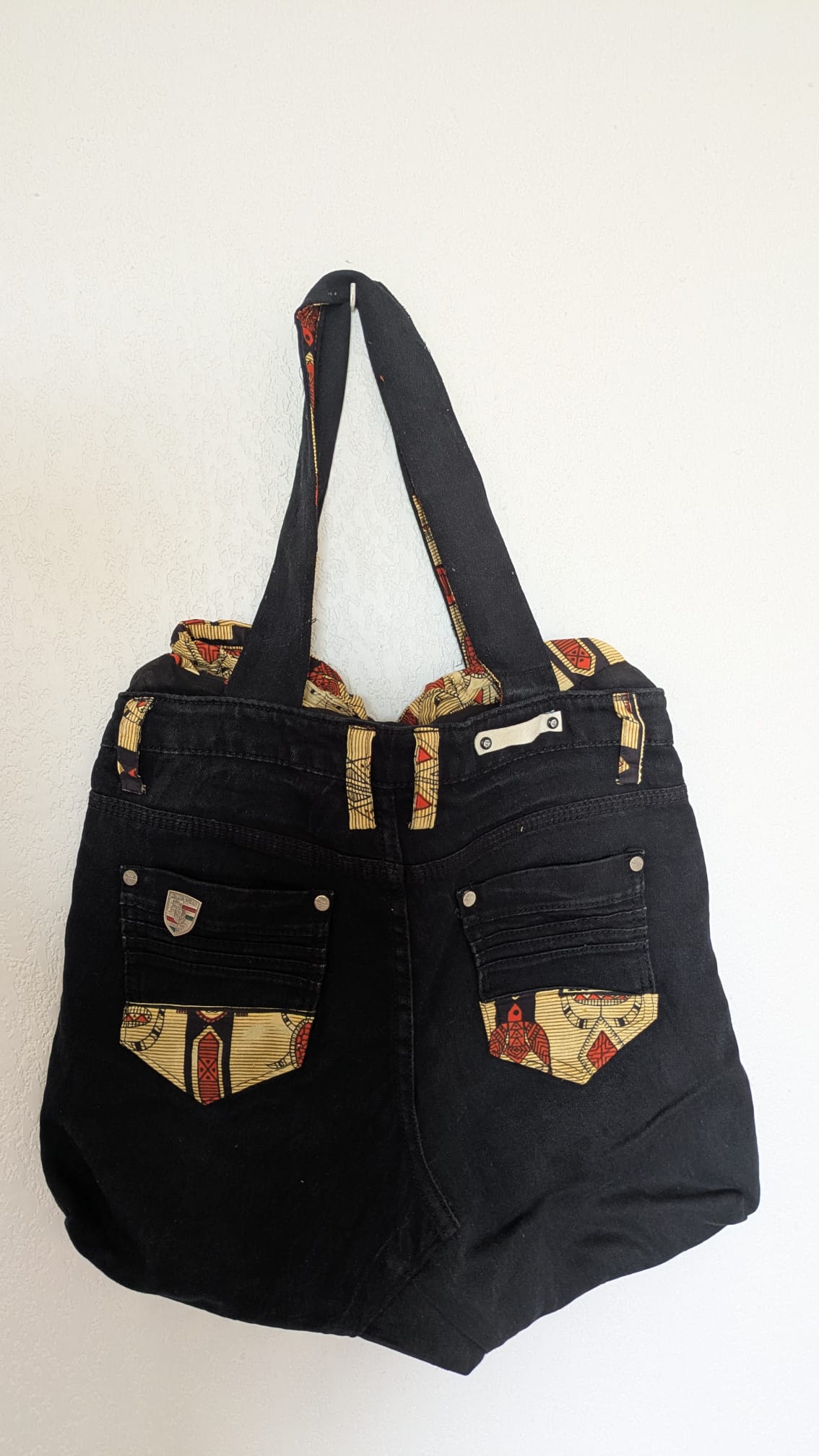 SAC À MAIN EN JEAN & TISSU WAX – Artisanat de Madagascar Pièce unique & éthique | Création faite main par Mme Yvonne | Style moderne & authentique
