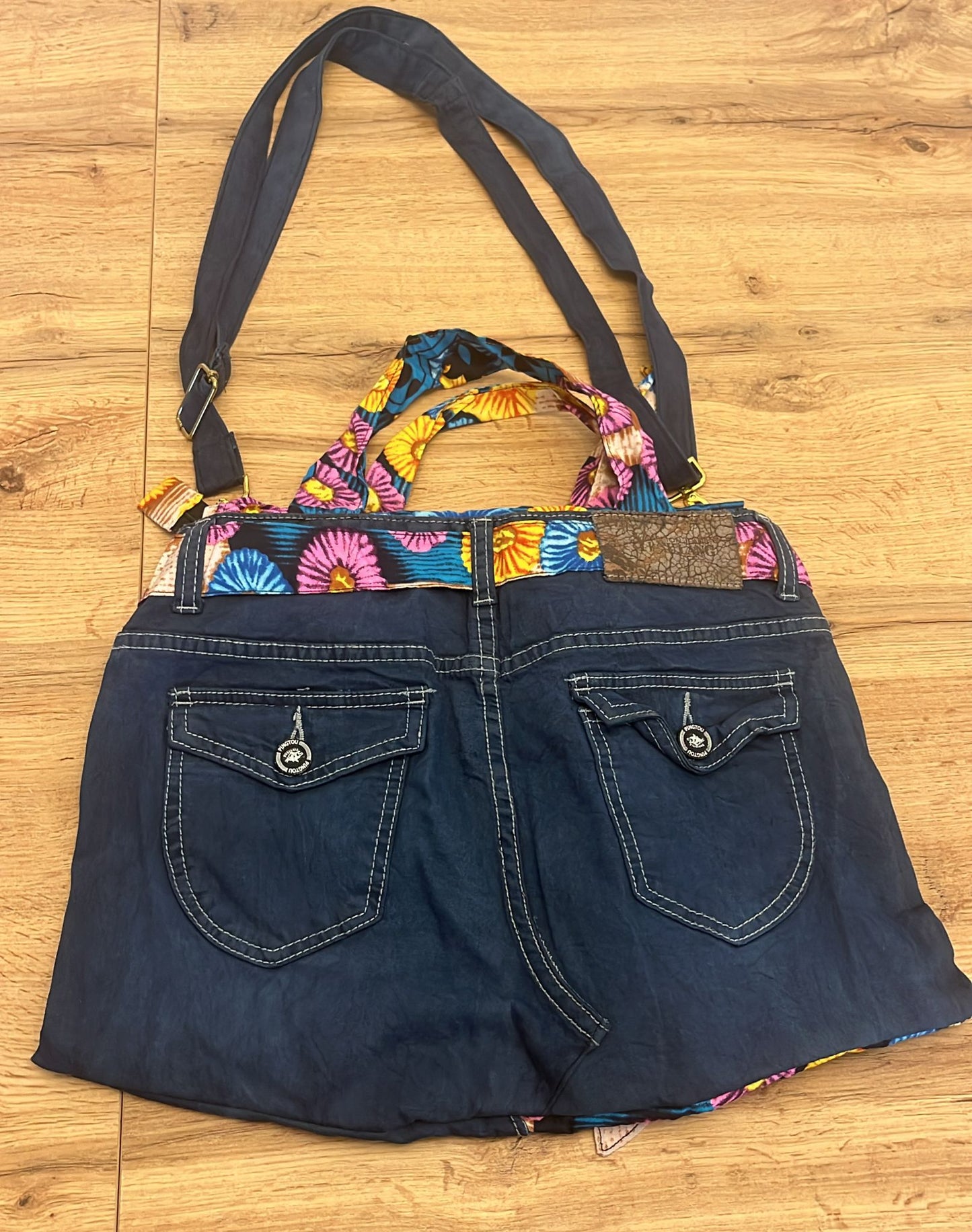 SAC À MAIN EN JEAN & TISSU WAX – Artisanat de Madagascar Pièce unique & éthique | Création faite main par Mme Yvonne | Style moderne & authentique