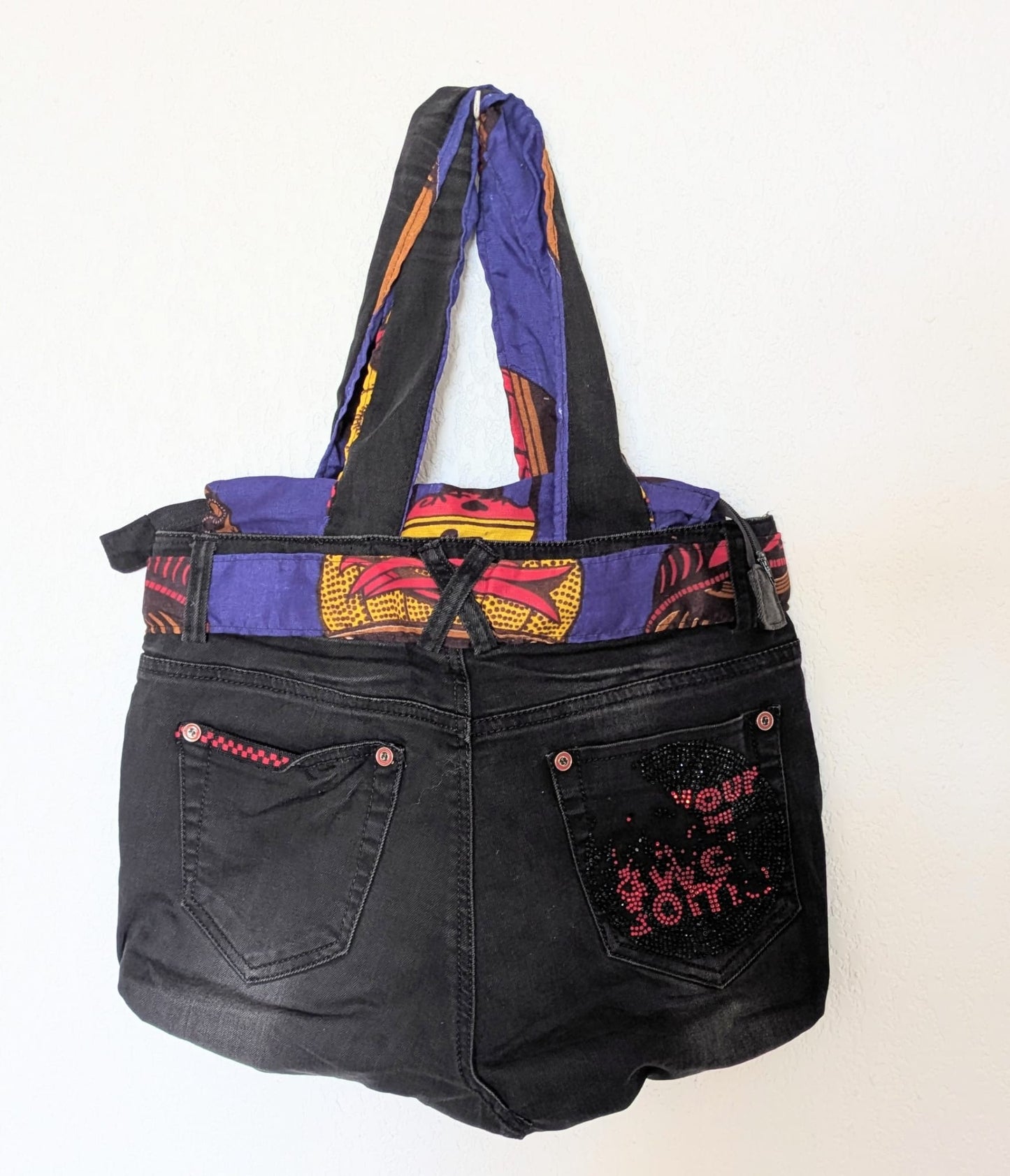 SAC À MAIN EN JEAN & TISSU WAX – Artisanat de Madagascar Pièce unique & éthique | Création faite main par Mme Yvonne | Style moderne & authentique