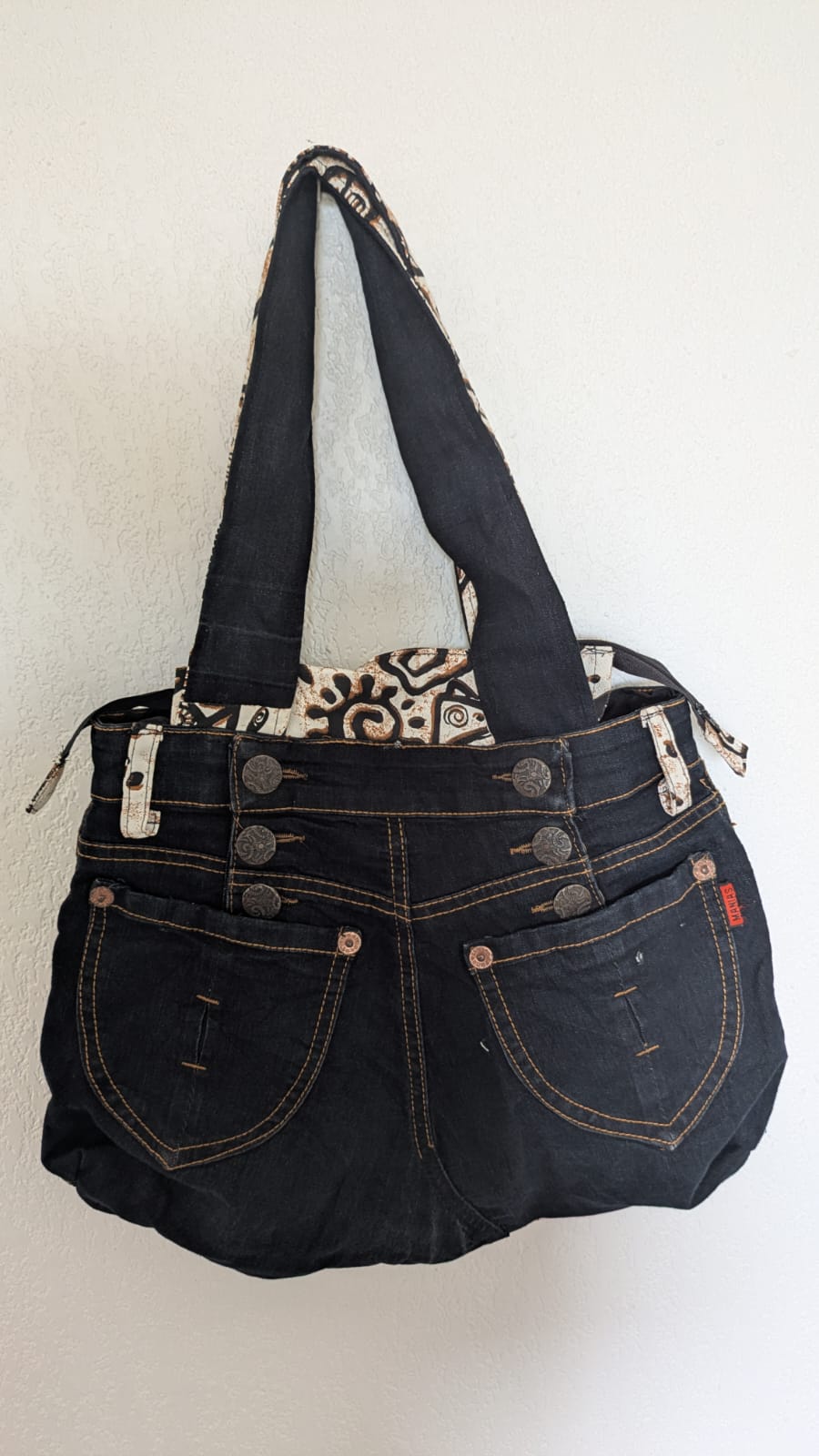 SAC À MAIN EN JEAN & TISSU WAX – Artisanat de Madagascar Pièce unique & éthique | Création faite main par Mme Yvonne | Style moderne & authentique