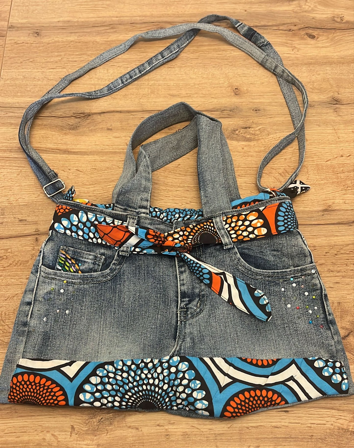 SAC À MAIN EN JEAN & TISSU WAX – Artisanat de Madagascar Pièce unique & éthique | Création faite main par Mme Yvonne | Style moderne & authentique