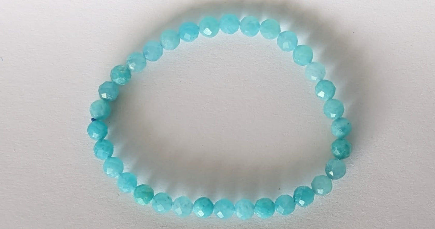 BRACELET EN AMAZONITE FACETE – Perles 4 mm facetées – Artisanat de Madagascar Pierre d’apaisement & expression | Bleu‑vert naturel | Bracelet élastique fait main