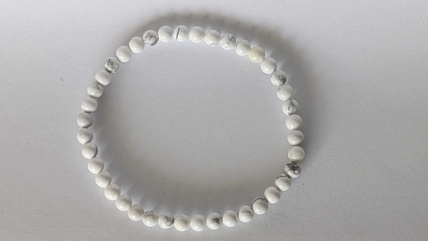 BRACELET EN HOWLITE – Perles 4 mm – Artisanat de Madagascar Pierre de calme & sagesse | Blanc marbré naturel | Bracelet élastique fait main