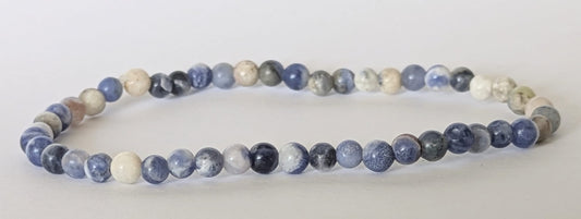 BRACELET EN SODALITE – Perles 4 mm – Artisanat de Madagascar  Pierre d’intuition & clarté | Bleu profond naturel | Bracelet élastique fait main