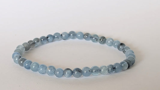 BRACELET EN AIGUE‑MARINE – Perles 4 mm – Artisanat de Madagascar Pierre de sérénité & communication | Bleu clair naturel | Bracelet élastique fait main