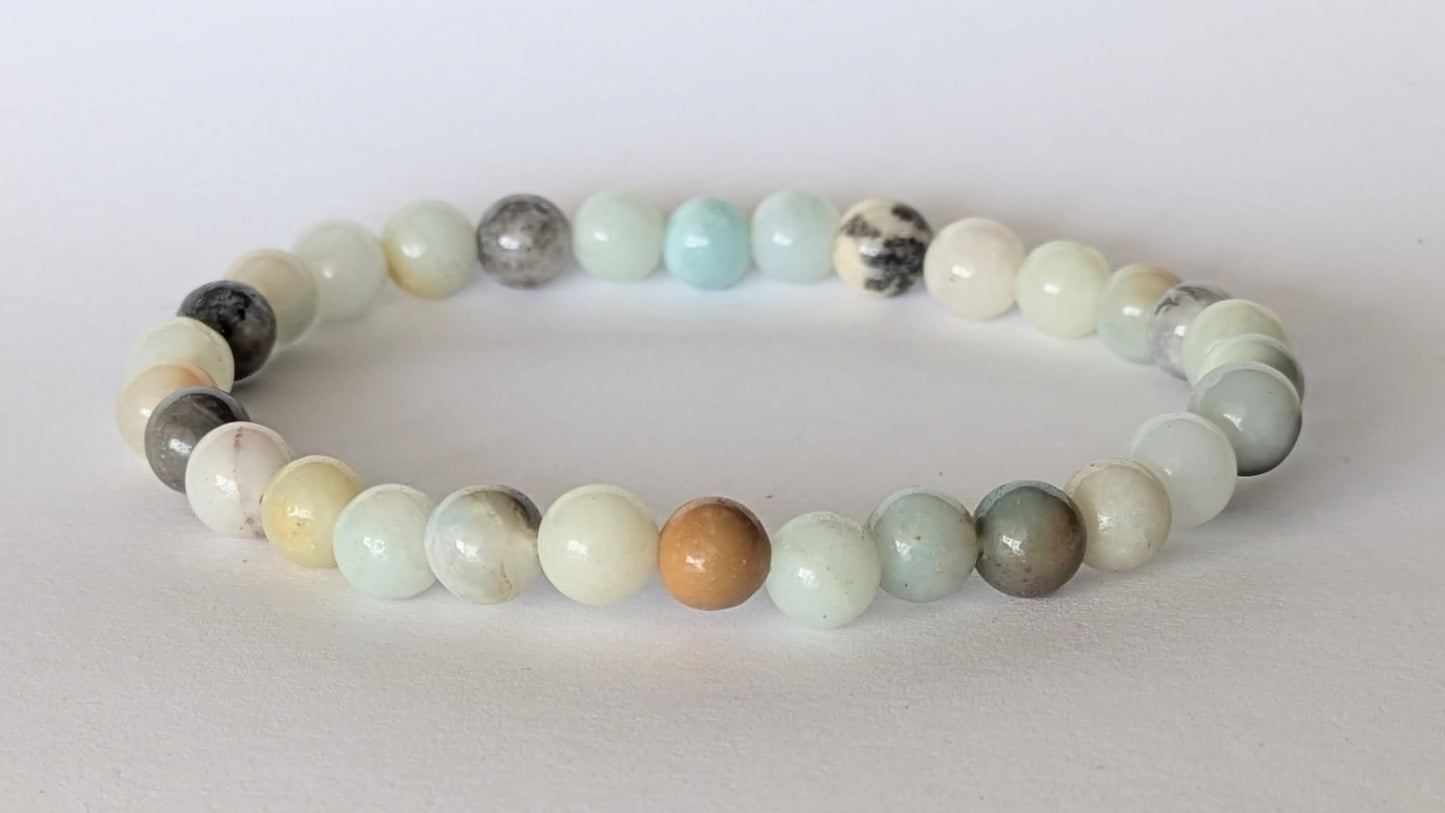 BRACELET EN AMAZONITE COOL – Perles 6 mm – Artisanat de Madagascar Pierre d’apaisement & expression | Bleu‑vert naturel | Bracelet élastique fait main