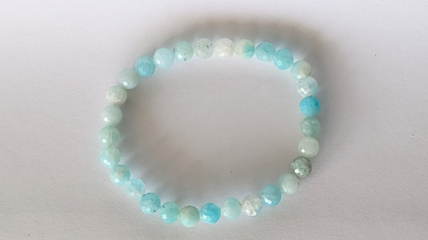 BRACELET EN AMAZONITE FACETE – Perles 6 mm facetées – Artisanat de Madagascar Pierre d’apaisement & expression | Bleu‑vert naturel | Bracelet élastique fait main