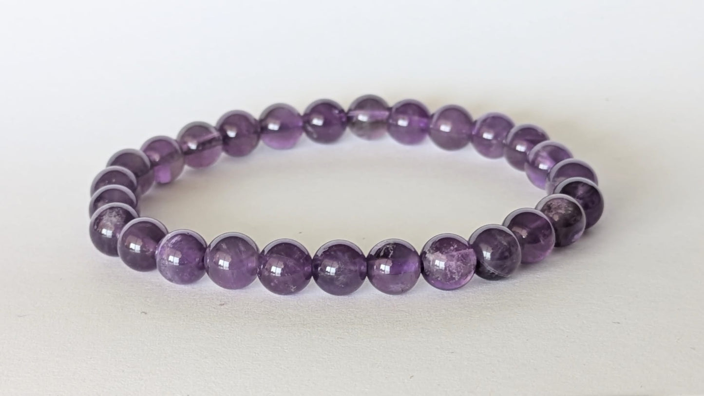 BRACELET EN AMÉTHYSTE – Perles 6 mm – Artisanat de Madagascar Pierre de sagesse & apaisement | Violet naturel profond | Bracelet élastique fait main