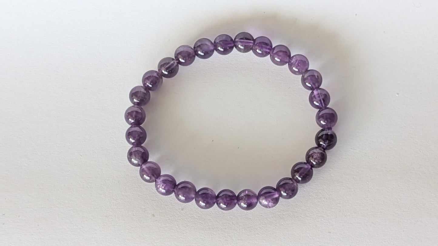 BRACELET EN AMÉTHYSTE – Perles 6 mm – Artisanat de Madagascar Pierre de sagesse & apaisement | Violet naturel profond | Bracelet élastique fait main