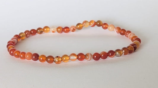 BRACELET EN CORNALINE – Perles 4 mm et strass – Artisanat de Madagascar Pierre d’énergie & vitalité | Orange flamboyant naturel | Bracelet élastique fait main