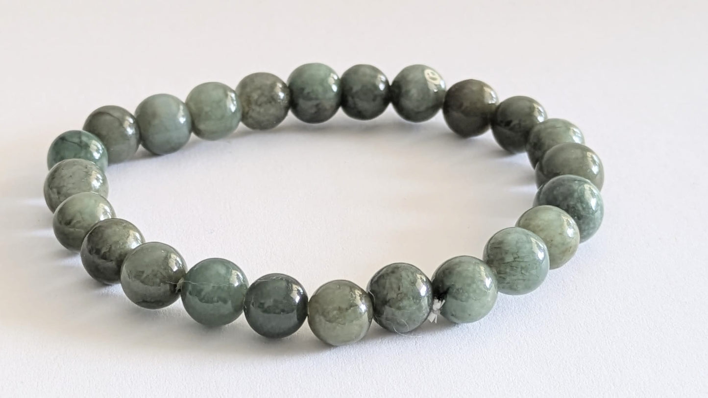 BRACELET EN JADE – Perles 8 mm – Artisanat de Madagascar Pierre d’harmonie & chance | Vert doux naturel | Bracelet élastique fait main