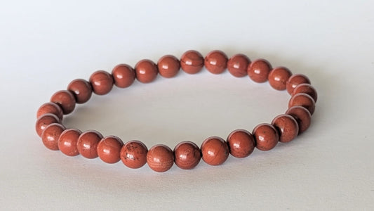 BRACELET EN JASPE ROUGE – Perles 6 mm – Artisanat de Madagascar Pierre de vitalité & ancrage | Rouge profond naturel | Bracelet élastique fait main