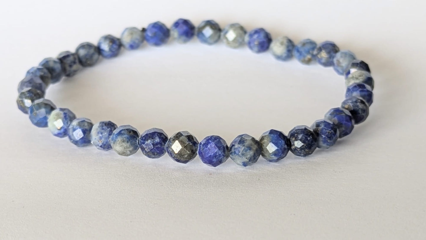 BRACELET EN LAPIS AZULITE FACETE – Perles 6 mm facetées – Artisanat de Madagascar Pierre de sagesse & vérité | Bleu profond veiné | Bracelet élastique fait main