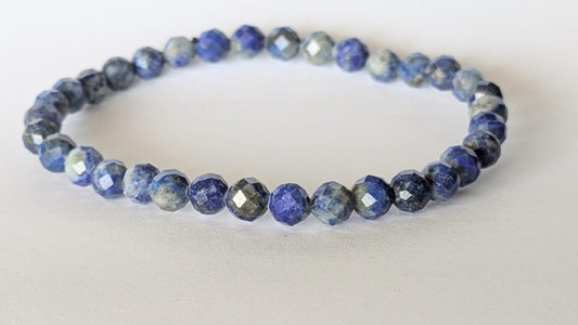 BRACELET EN LAPIS AZULITE FACETE – Perles 6 mm facetées – Artisanat de Madagascar Pierre de sagesse & vérité | Bleu profond veiné | Bracelet élastique fait main