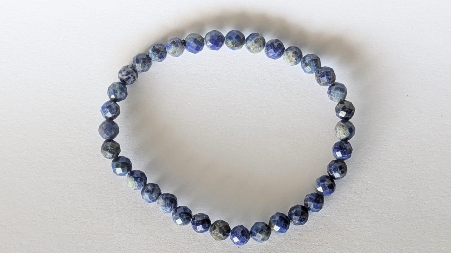 BRACELET EN LAPIS AZULITE FACETE – Perles 6 mm facetées – Artisanat de Madagascar Pierre de sagesse & vérité | Bleu profond veiné | Bracelet élastique fait main