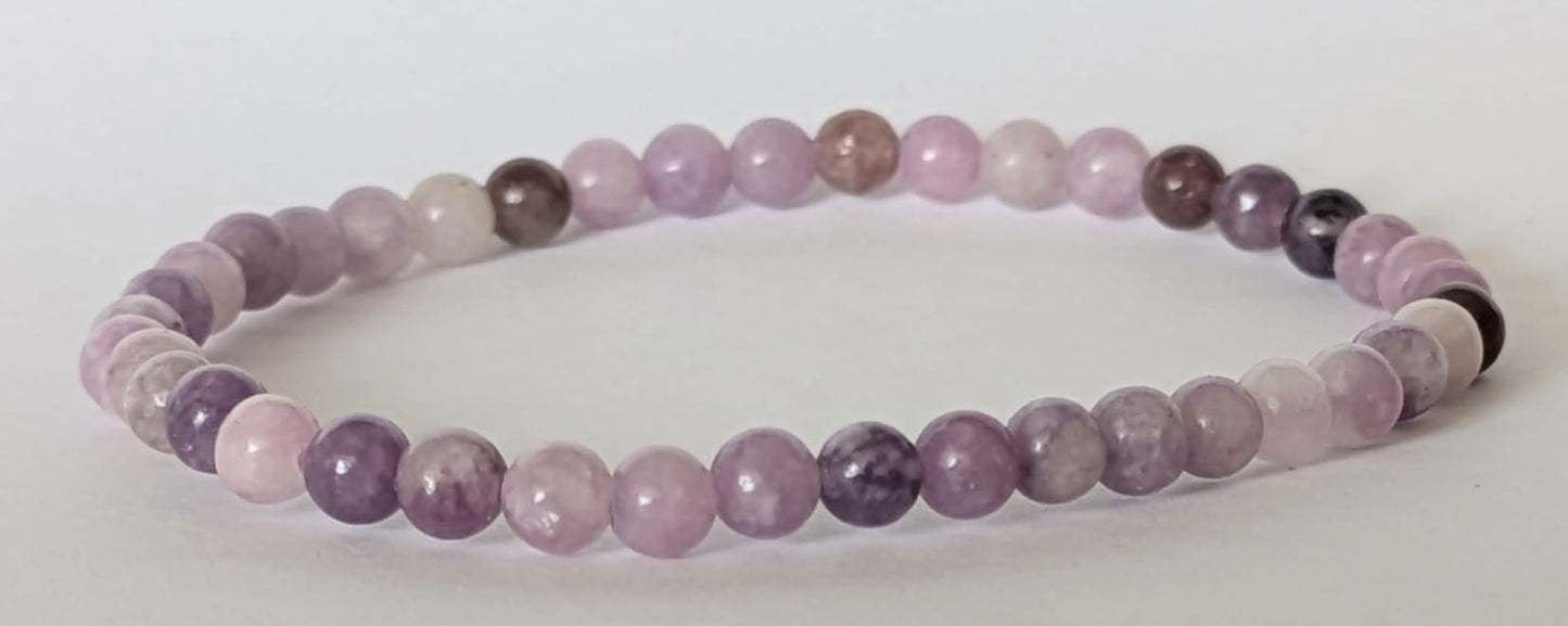 BRACELET EN LEPIDOLITE – Perles 4 mm – Artisanat de Madagascar Pierre de protection & transformation intérieure | Reflets dorés naturels | Bracelet élastique fait main