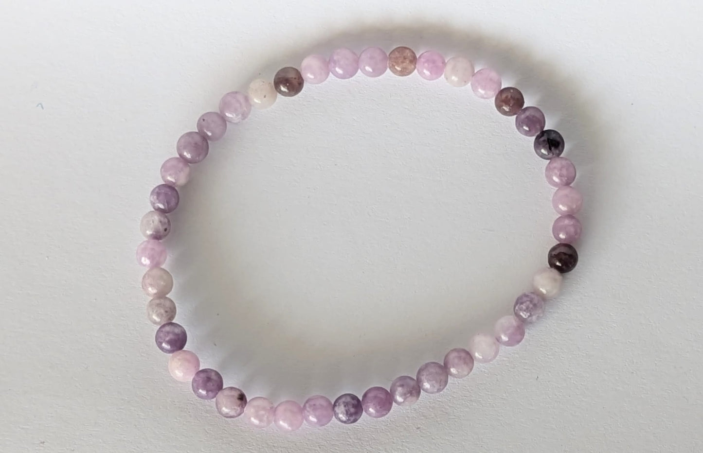 BRACELET EN LEPIDOLITE – Perles 4 mm – Artisanat de Madagascar Pierre de protection & transformation intérieure | Reflets dorés naturels | Bracelet élastique fait main