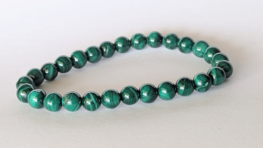 BRACELET EN MALACHITE – Perles 6 mm – Artisanat de Madagascar Pierre de protection & transformation | Vert intense aux motifs naturels | Bracelet élastique fait main
