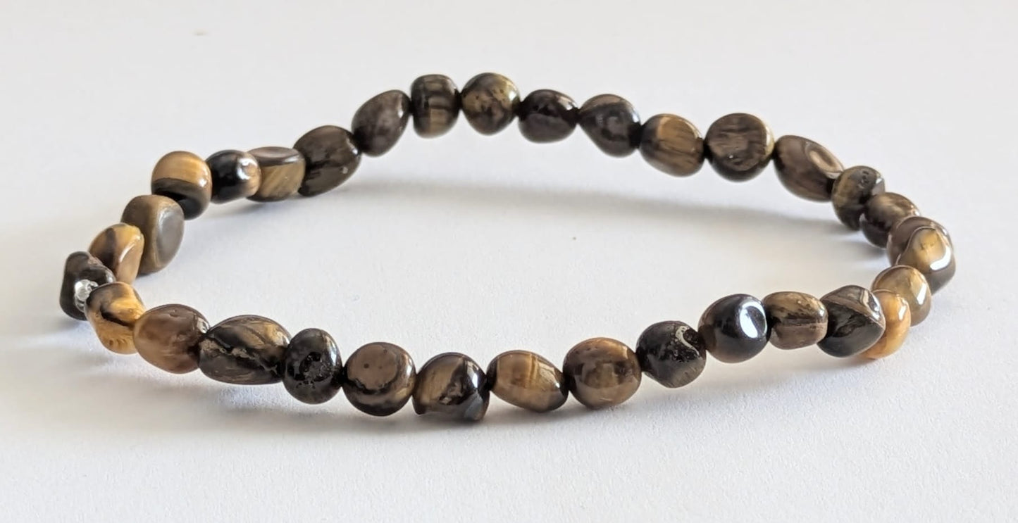 BRACELET EN ŒIL DE TIGRE – Perles galet – Artisanat de Madagascar Pierre de protection & confiance | Reflets dorés naturels | Bracelet élastique fait main