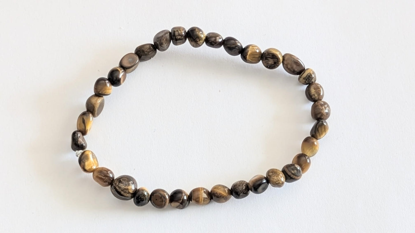 BRACELET EN ŒIL DE TIGRE – Perles galet – Artisanat de Madagascar Pierre de protection & confiance | Reflets dorés naturels | Bracelet élastique fait main