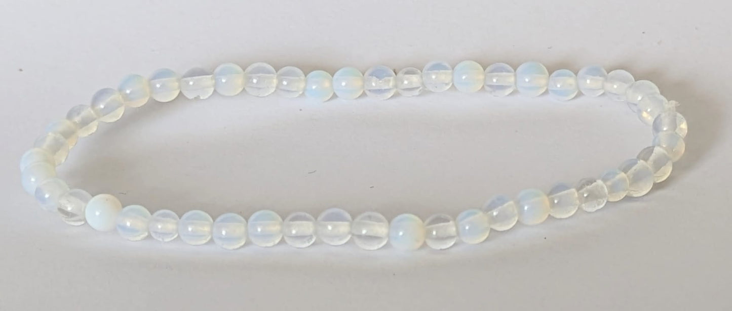 BRACELET EN OPALINE – Perles 4 mm – Artisanat de Madagascar Pierre de douceur & intuition | Reflets bleutés irisés | Bracelet élastique fait main