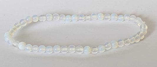 BRACELET EN OPALINE – Perles 4 mm – Artisanat de Madagascar Pierre de douceur & intuition | Reflets bleutés irisés | Bracelet élastique fait main
