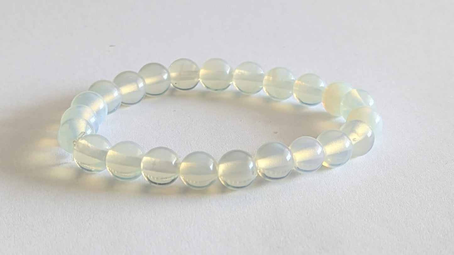 BRACELET EN OPALINE – Perles 8 mm – Artisanat de Madagascar Pierre de douceur & intuition | Reflets bleutés irisés | Bracelet élastique fait main