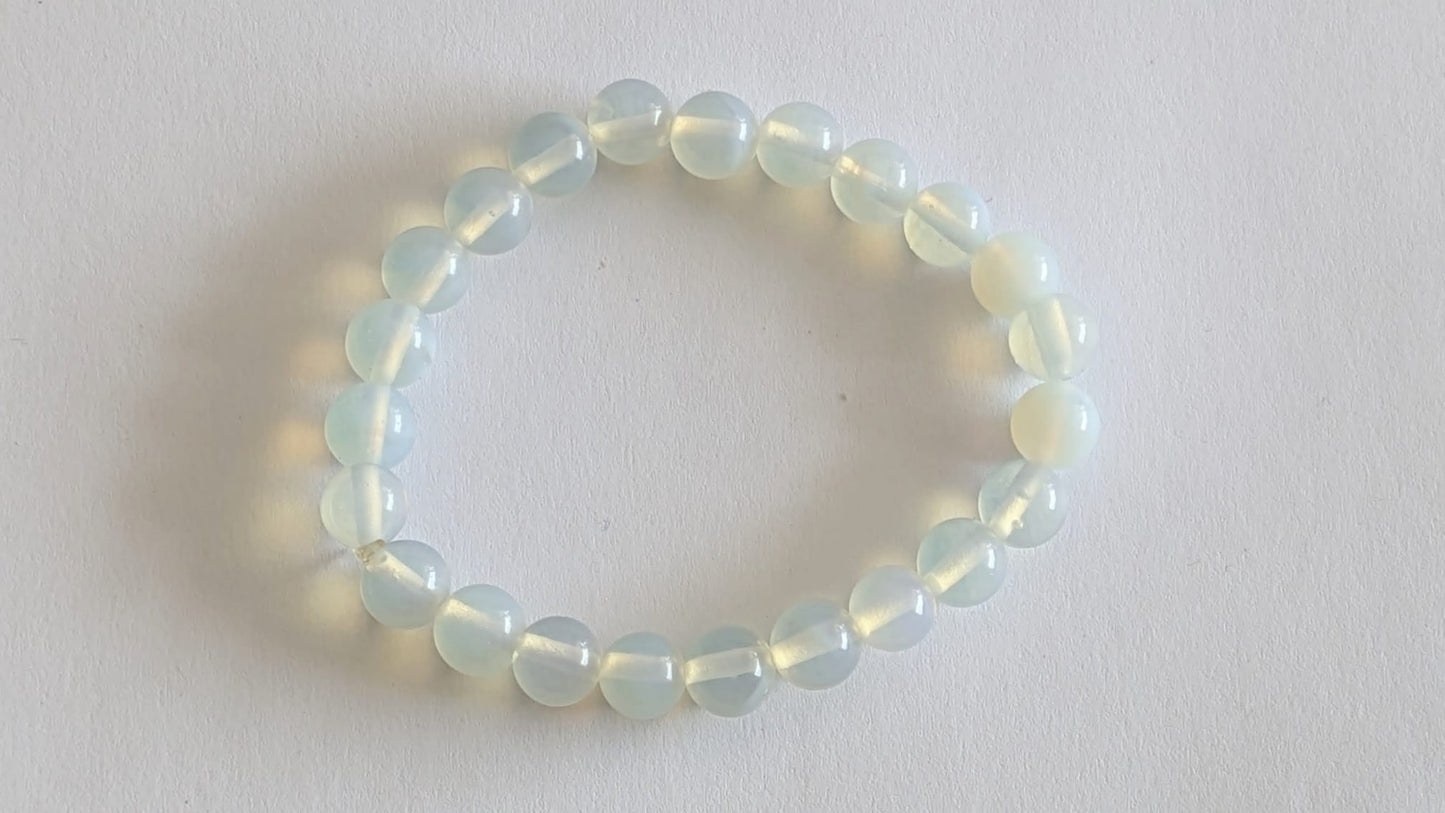 BRACELET EN OPALINE – Perles 8 mm – Artisanat de Madagascar Pierre de douceur & intuition | Reflets bleutés irisés | Bracelet élastique fait main