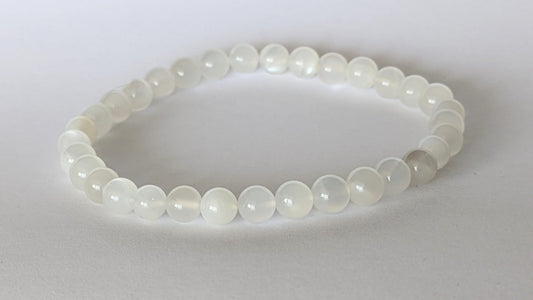 BRACELET EN PIERRE DE LUNE – Perles 6 mm – Artisanat de Madagascar Pierre de féminité & intuition | Reflets nacrés naturels | Bracelet élastique fait main